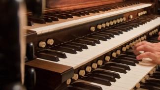 Close up of an organ's keys and stops
