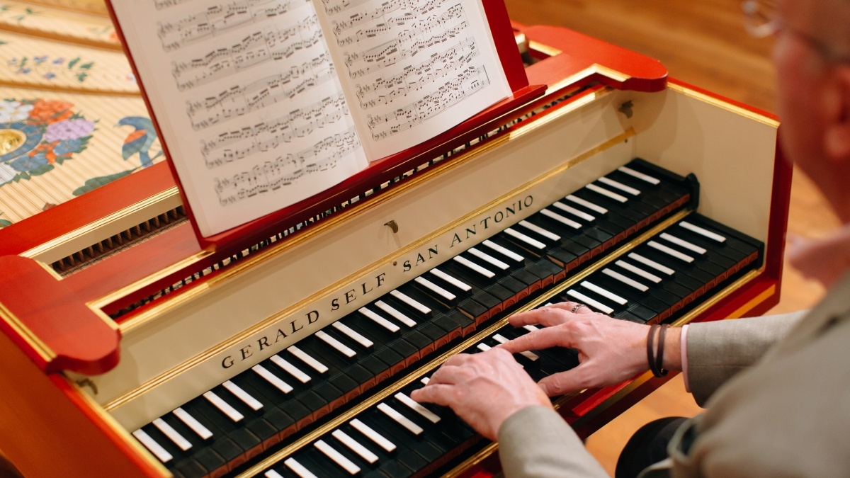 Person playing harpsichord
